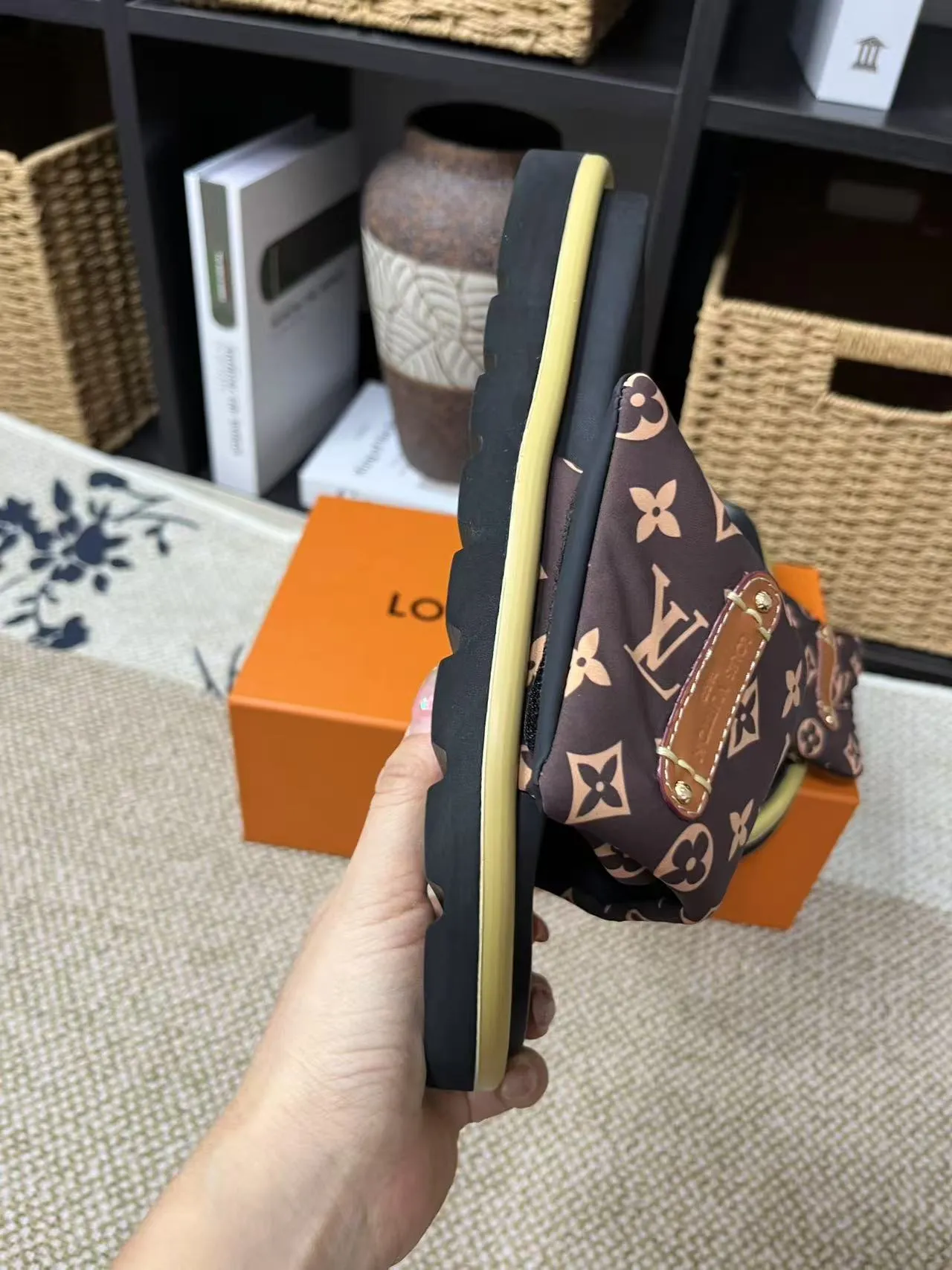 P340 yuan LV Louis Vuitton Full of high-end feel! A popular model among bloggers at home and abroad, it’s retro and fashionable, and looks stunning on your feet! Mainly recommended model on the official website★ ━━━━━ ЅᏇєєt ━━━━━ ▪️Upper: original calfskin ➕5D printing process ▪️Inner: imported mixed sheepskin ▪️Outsole: original molded foam outsole ▪️Size: Female 35-40 Men's 39-44 (women's 41 men's 45)